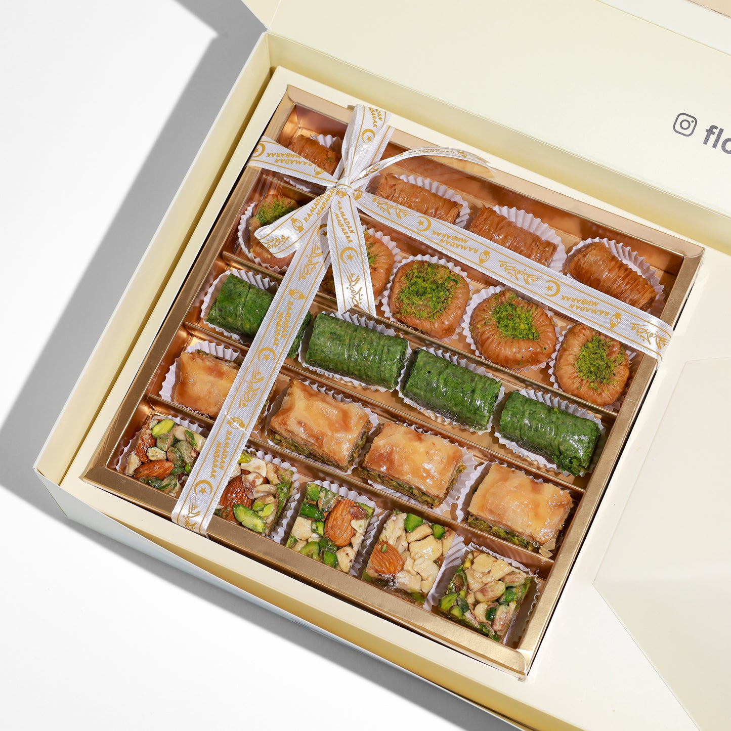 Flourey Box Beige with Turkish Baklava