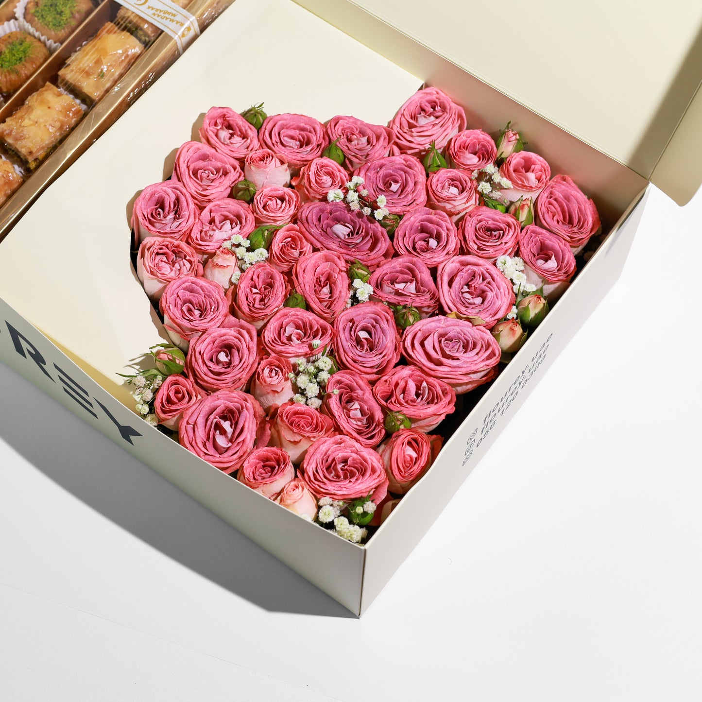 Flourey Box Beige with Turkish Baklava